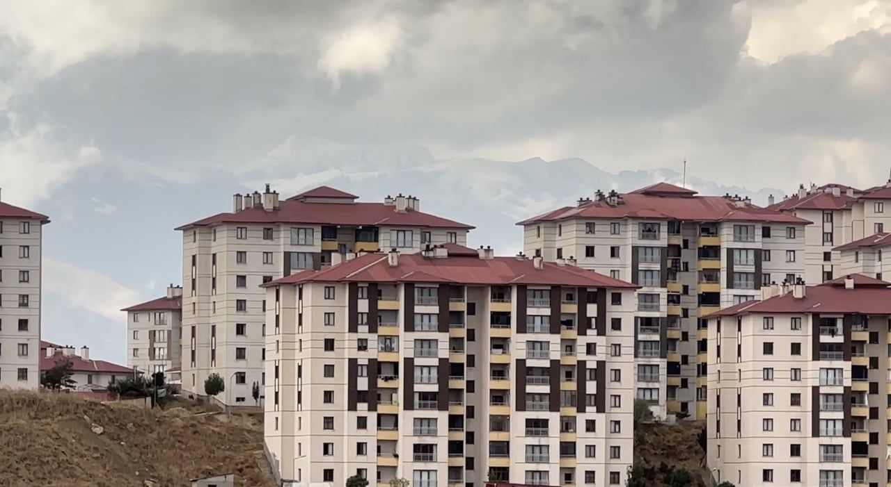 HAKKARİ’NİN YÜKSEKOVA İLÇESİNDEKİ YÜKSEK KESİMLERE MEVSİMİN İLK KARI YAĞDI.