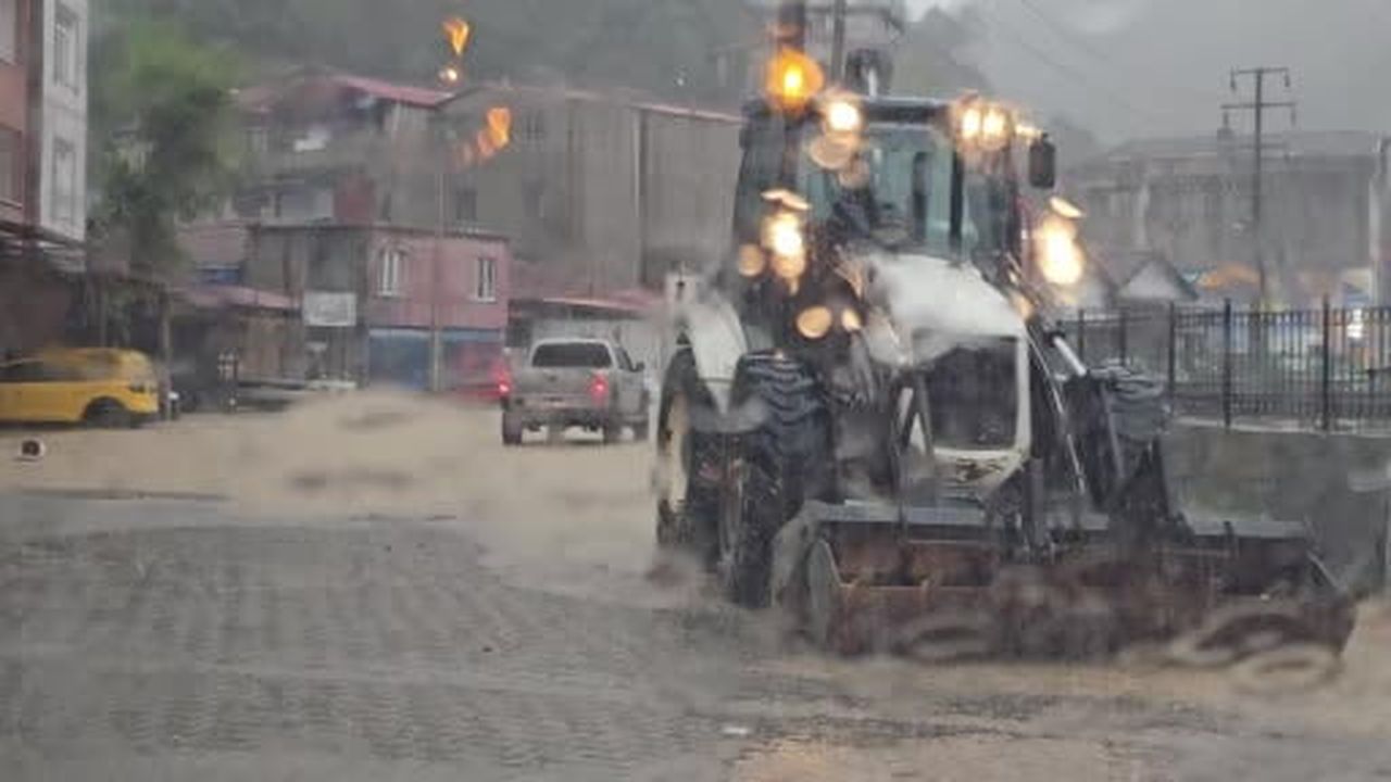 Zonguldak'ta şiddetli yağış...Yollardan çamur aktı