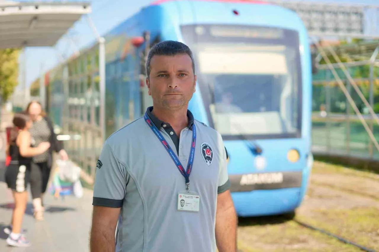 SAMSUN'DA TRAMVAYIN ÖNÜNE DOĞRU KOŞAN 5 YAŞINDAKİ KIZ ÇOCUĞUNU SON ANDA YAKALAYARAK RAYLARDAN...