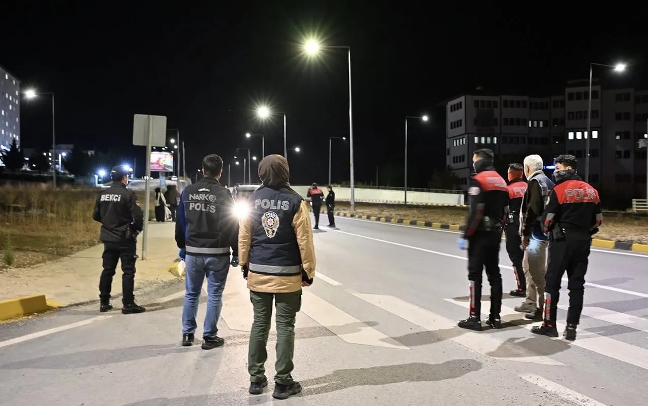 ÇANKIRI’DA POLİS EKİPLERİ, KYK ÖĞRENCİ YURTLARININ BULUNDUĞU BÖLGELERDE GÜVENLİK UYGULAMASI...