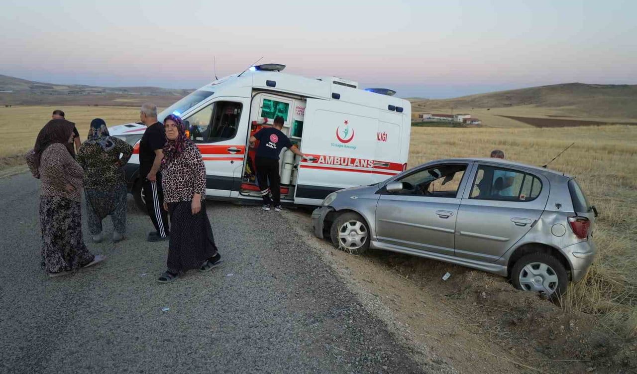 KIRIKKALE'NİN KESKİN İLÇESİNDE KONTROLDEN ÇIKAN OTOMOBİLİN TAKLA ATTIĞI KAZADA 1'İ ÇOCUK 4 KİŞİ...