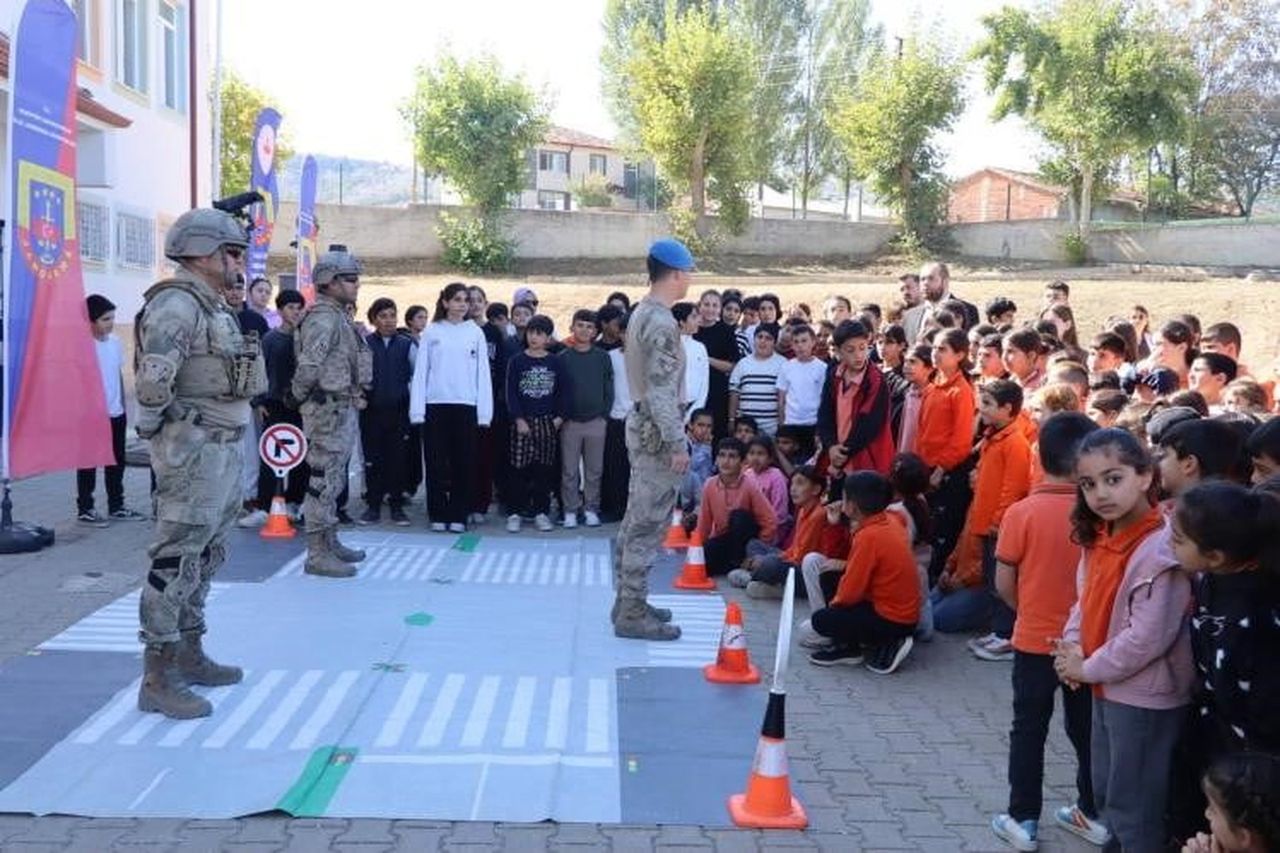 JANDARMA, 300 ÖĞRENCİYE GÜVENLİK EĞİTİMİ VERDİ
