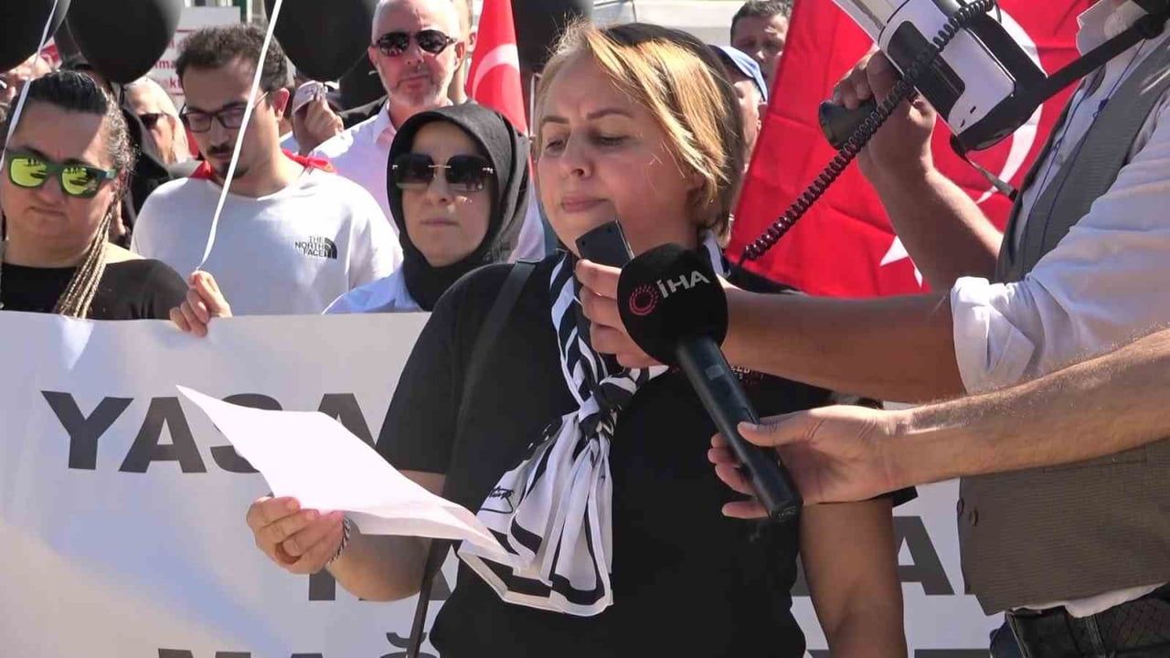 BURSA’DA ATIŞ YAPI MAĞDURU OLDUKLARINI BELİRTEN BİR GRUP VATANDAŞ, ELLERİNDE BULUNAN YAZILI BASIN...
