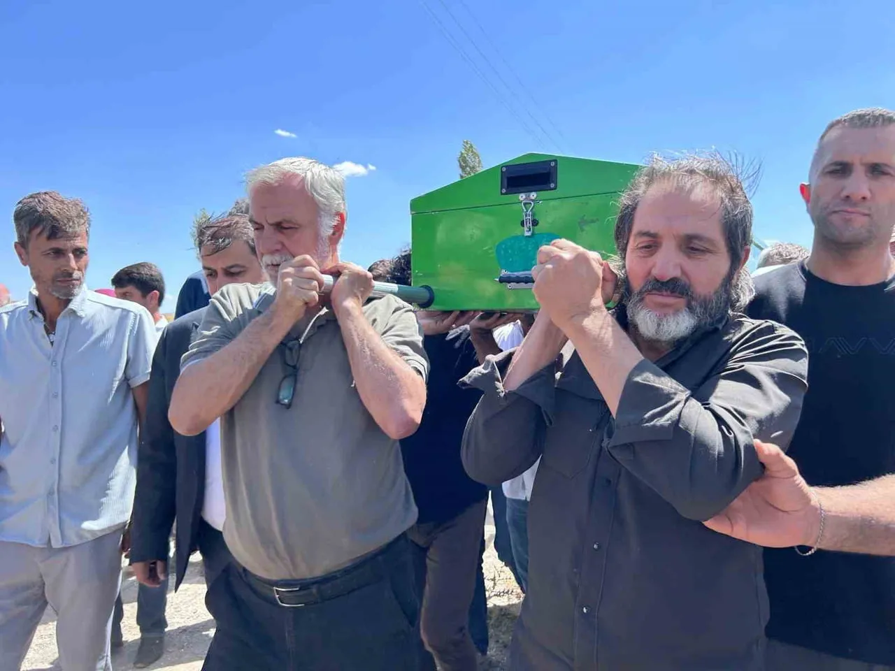 İHLAS HABER AJANSI (İHA) VAN BÖLGE MÜDÜRÜ ŞÜKRÜ AKYÜZ’ÜN KALP KRİZİ SONUCU HAYATINI KAYBEDEN OĞLU...