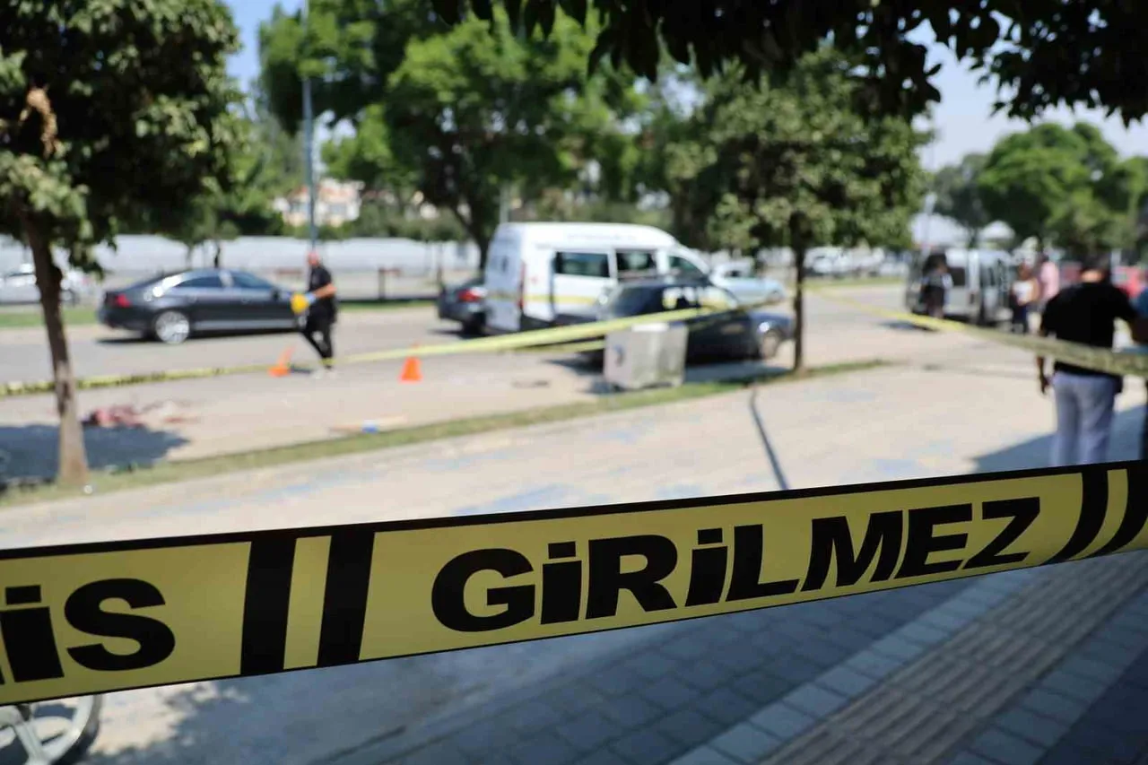 ADANA’DA BOŞANMA DAVASINDAN ÇIKAN İKİ AİLE ARASINDA ÇIKAN SİLAHLI, SOPALI VE DÖNER BIÇAKLI KAVGADA...