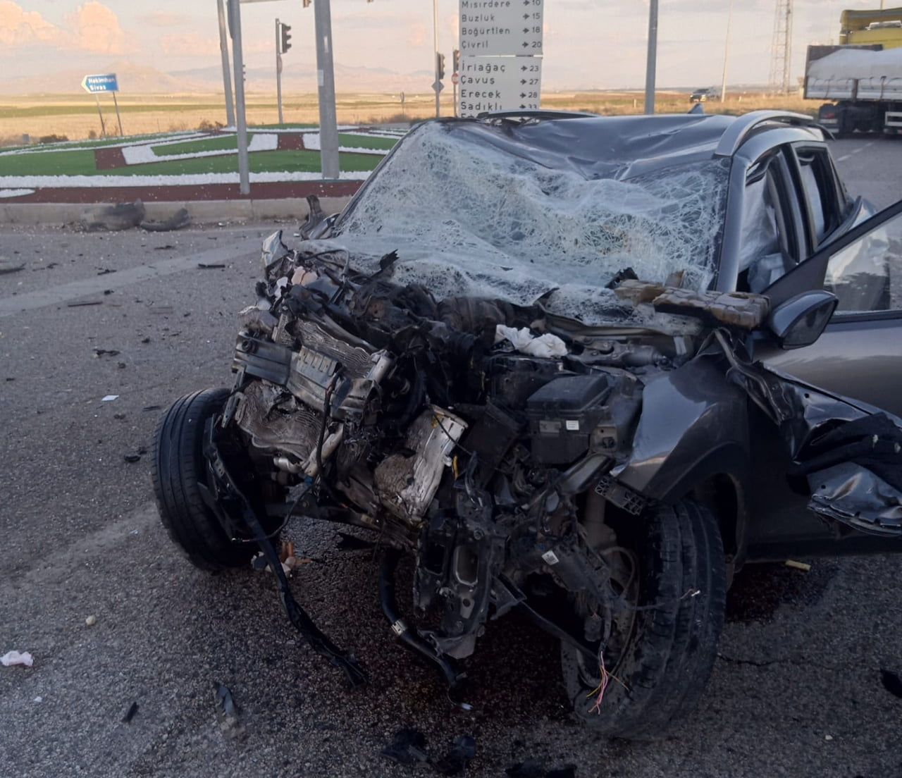 MALATYA'DA MİNİBÜS İLE OTOMOBİLİN ÇARPIŞMASI SONUCU MEYDANA GELEN TRAFİK KAZASINDA 1'İ AĞIR 3 KİŞİ...