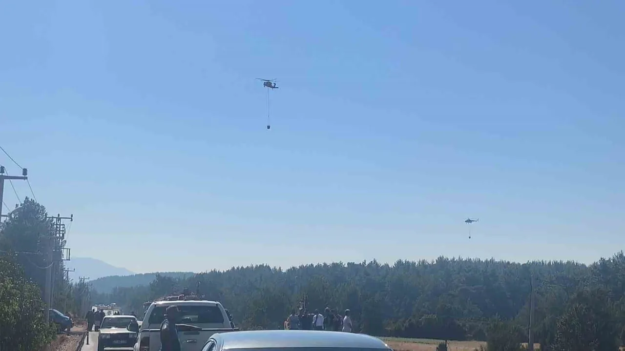 MUĞLA’DAKİ YANGINA 7 UÇAK, 15 HELİKOPTERLE MÜDAHALE SÜRÜYOR