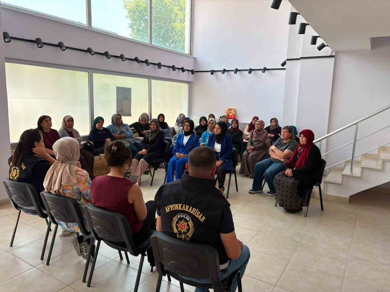 AFYONKARAHİSAR'DA POLİS TARAFINDAN KADINLARA ŞİDDETLE MÜCADELE KONUSUNDA EĞİTİM VERİLDİ.