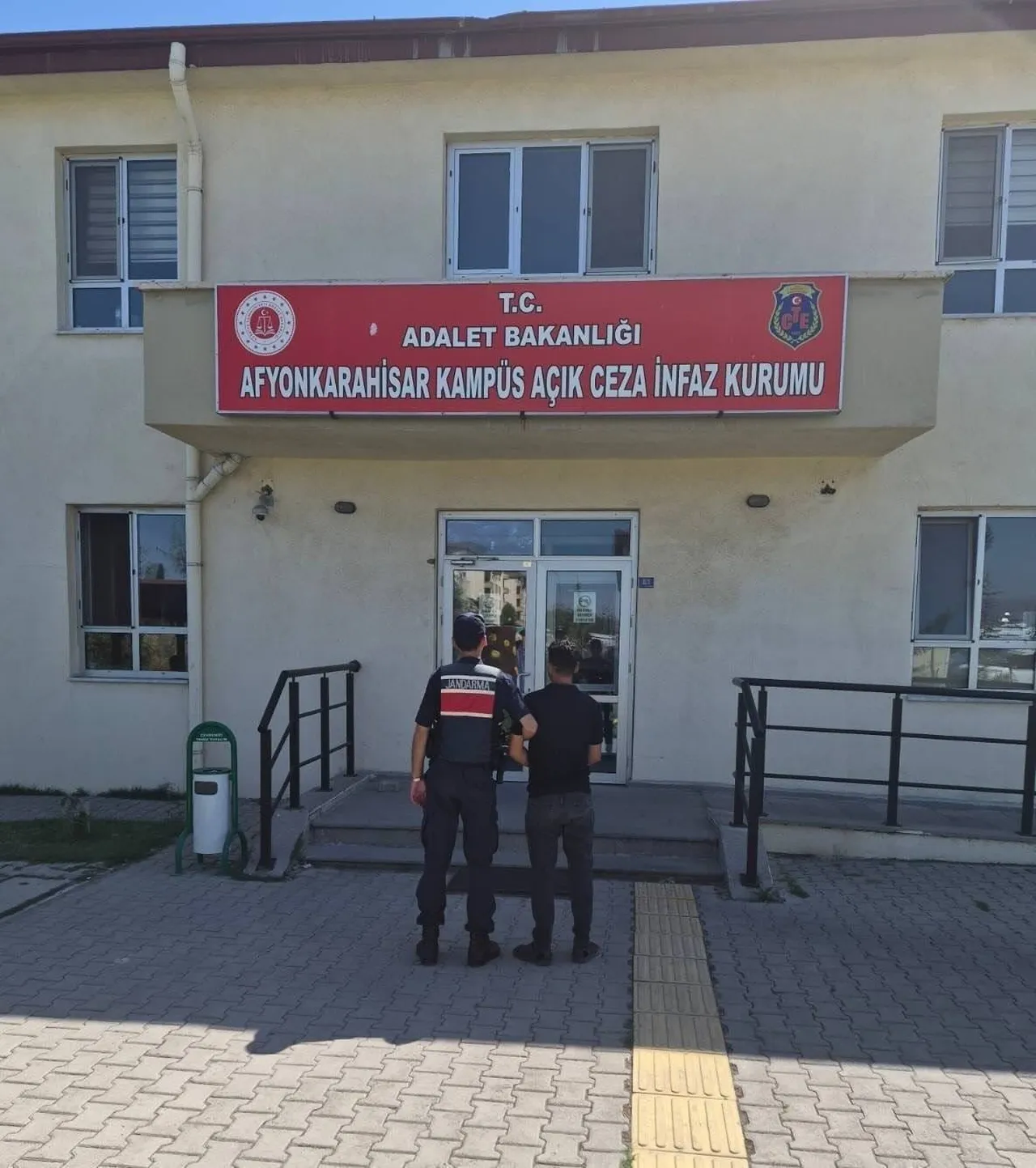 AFYONKARAHİSAR'DA ÇEŞİTLİ SUÇLARDAN ARANAN 35 KİŞİ JANDARMA TARAFINDAN YAKALANDI