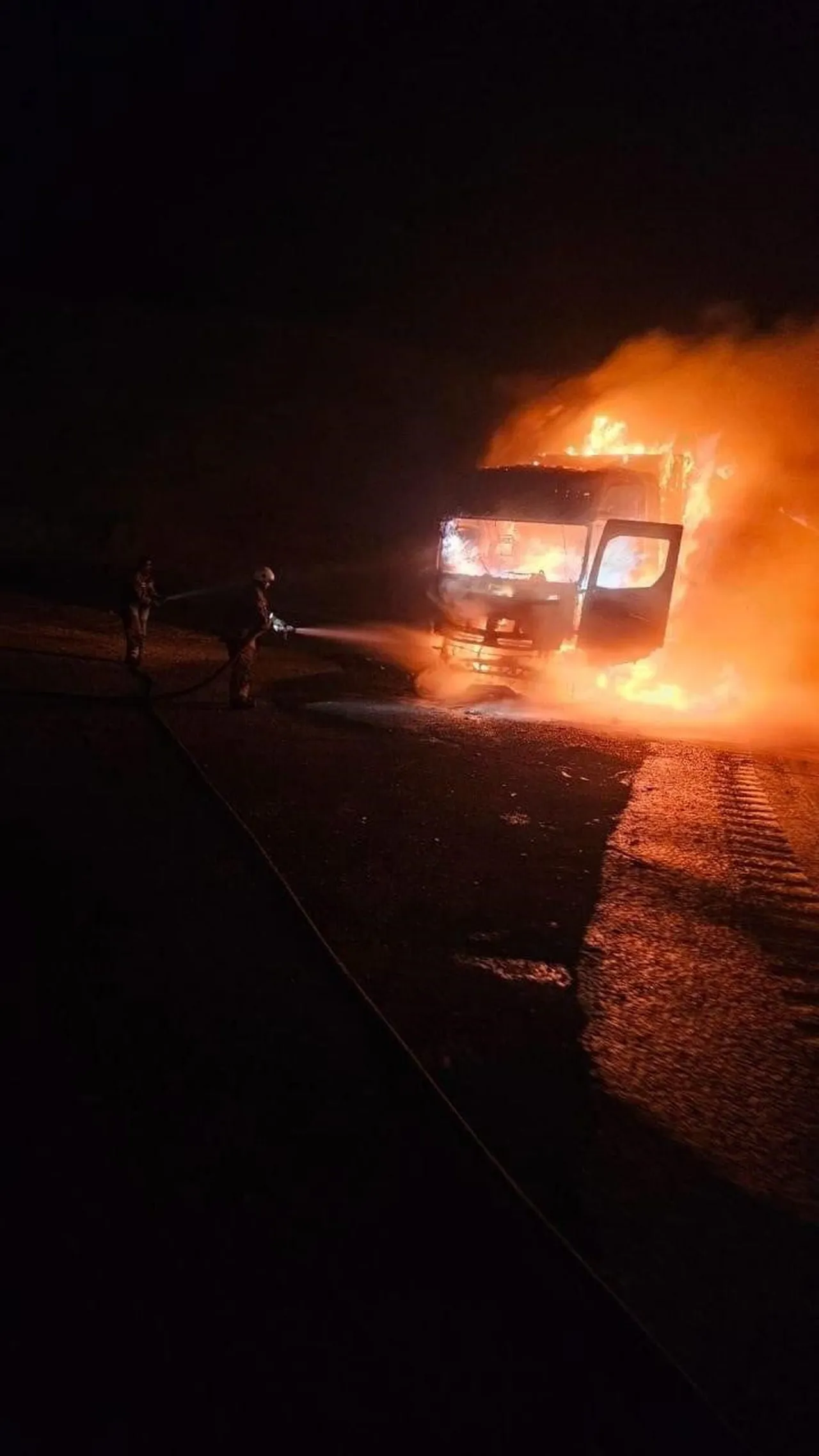 HATAY’DA SEYİR HALİNDEYKEN ALEVLERE TESLİM OLAN TIR YANARAK KULLANILMAZ HALE GELDİ.