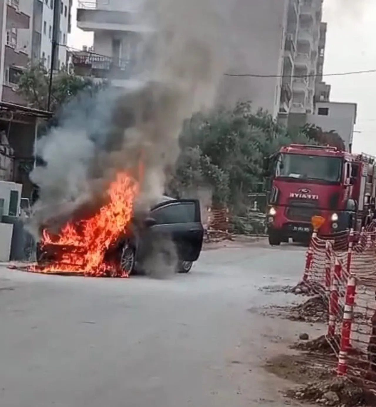 MERSİN'İN ERDEMLİ İLÇESİNDE PARK HALİNDEKİ OTOMOBİL ALEV ALEV YANDI. YANGINDA OTOMOBİLİN...