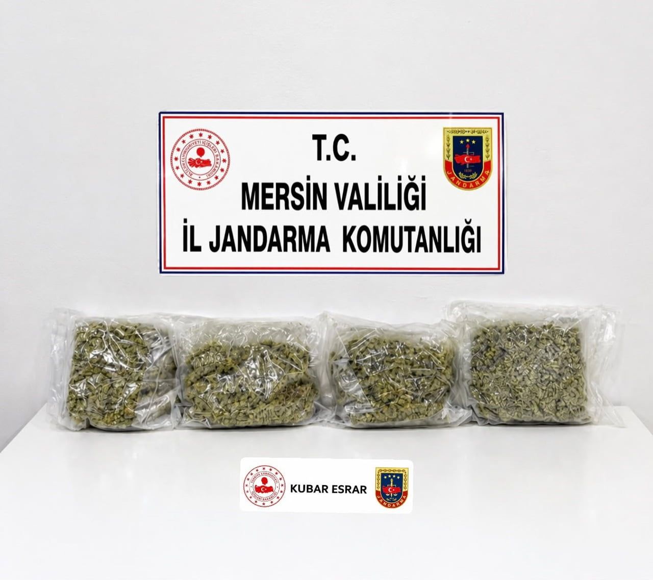 MERSİN'İN MEZİTLİ İLÇESİNDE JANDARMA EKİPLERİNCE UYUŞTURUCU MADDE TİCARETİ YAPAN SOKAK...
