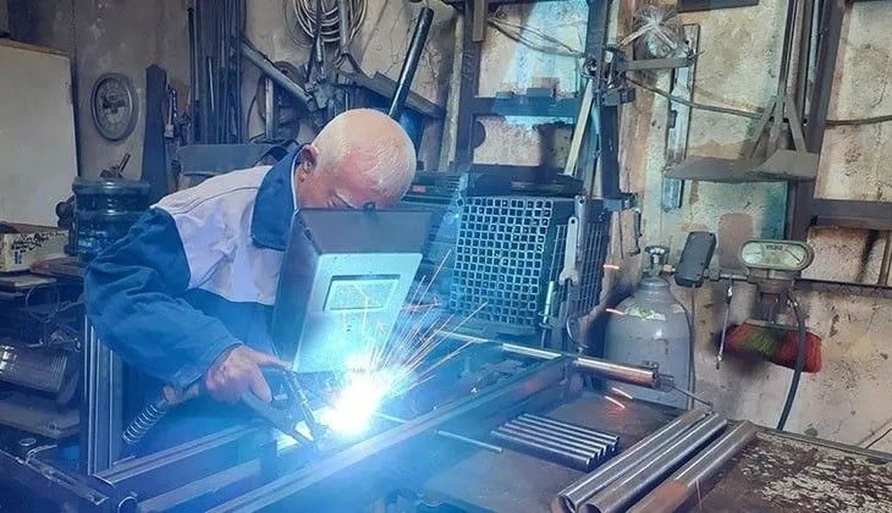 DENİZLİ’DE 28 YIL ÖĞRETMENLİK YAPAN, EMEKLİLİĞİNİN ARDINDAN 41 YIL BOYUNCA ESKİ LEVAZIM BÖLGESİNDE...