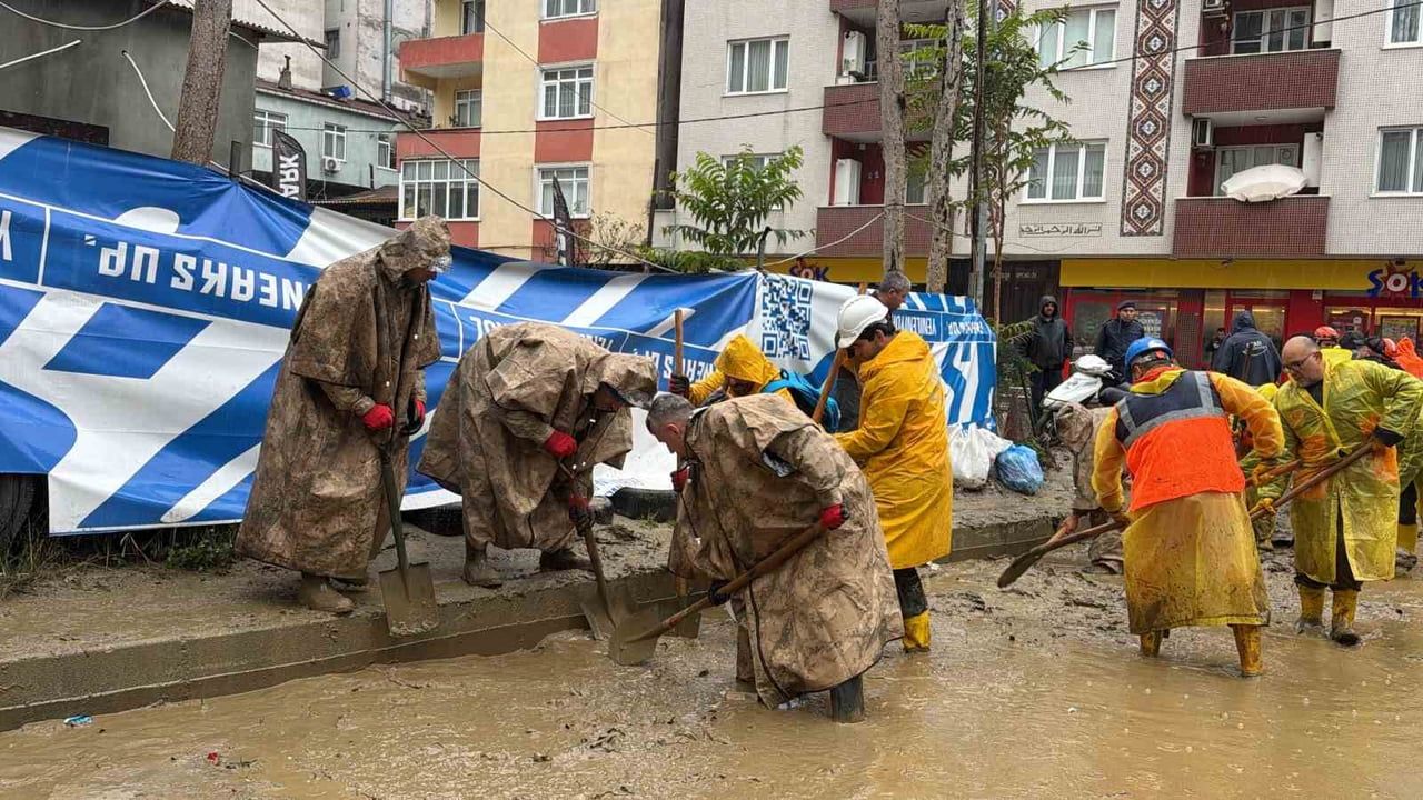 İSTANBUL’DA ETKİLİ OLAN SAĞANAK YAĞIŞIN ARDINDAN ZARAR GÖREN BÖLGELERDE TEMİZLİK ÇALIŞMALARI...