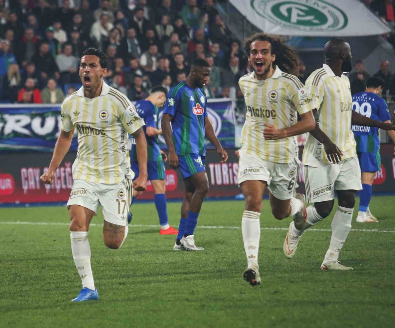 TRENDYOL SÜPER LİG'DE DEPLASMANDA ÇAYKUR RİZESPOR'U 3-0 MAĞLUP EDEN FENERBAHÇE, MİLLİ ARA SONRASI...