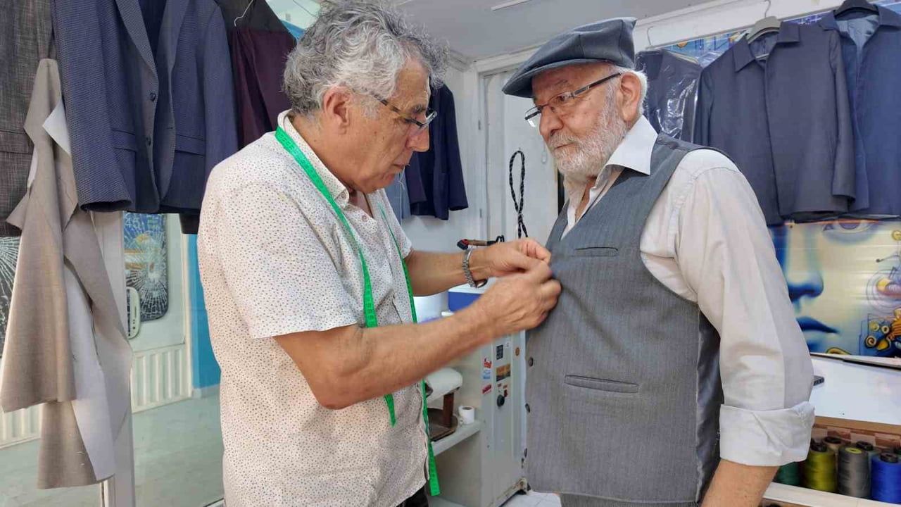FARUK COŞGUN (SOLDA), YARIM ASRI AŞAN MESLEK HAYATINDA HEM MODERN TEKSTİL ÜRÜNLERİ DİKİYOR HEM DE...