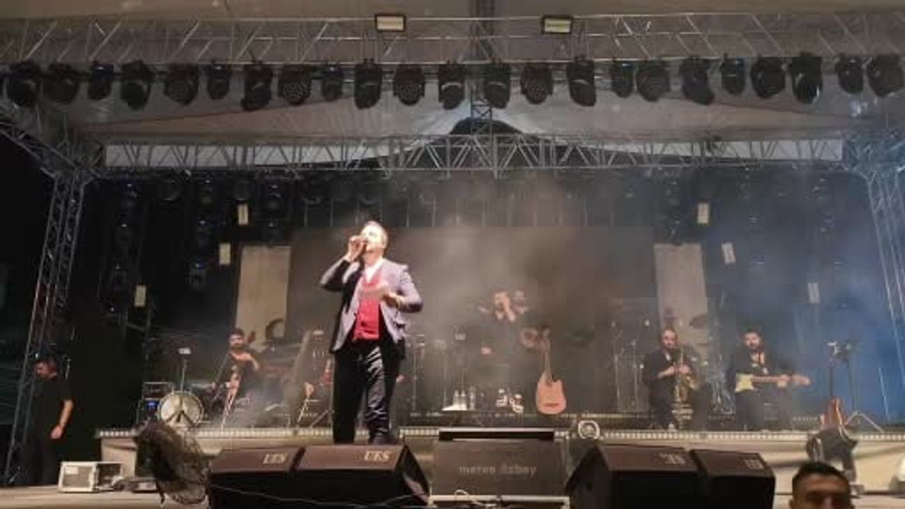 Gediz Tarhana Festivali'nde Merve Özbey gönülleri fethetti
