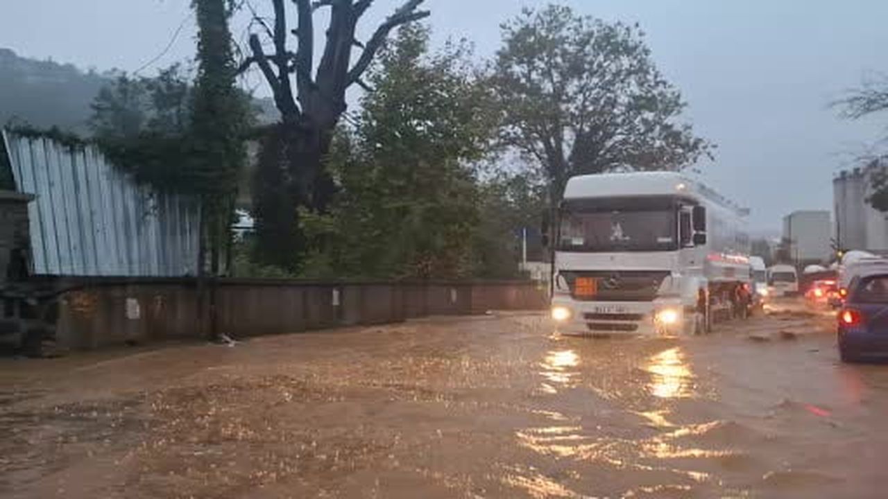 Beykoz'da şiddetli yağış nedeniyle yollar parçalandı: Çamurlu suya batan araçlar güçlükle...