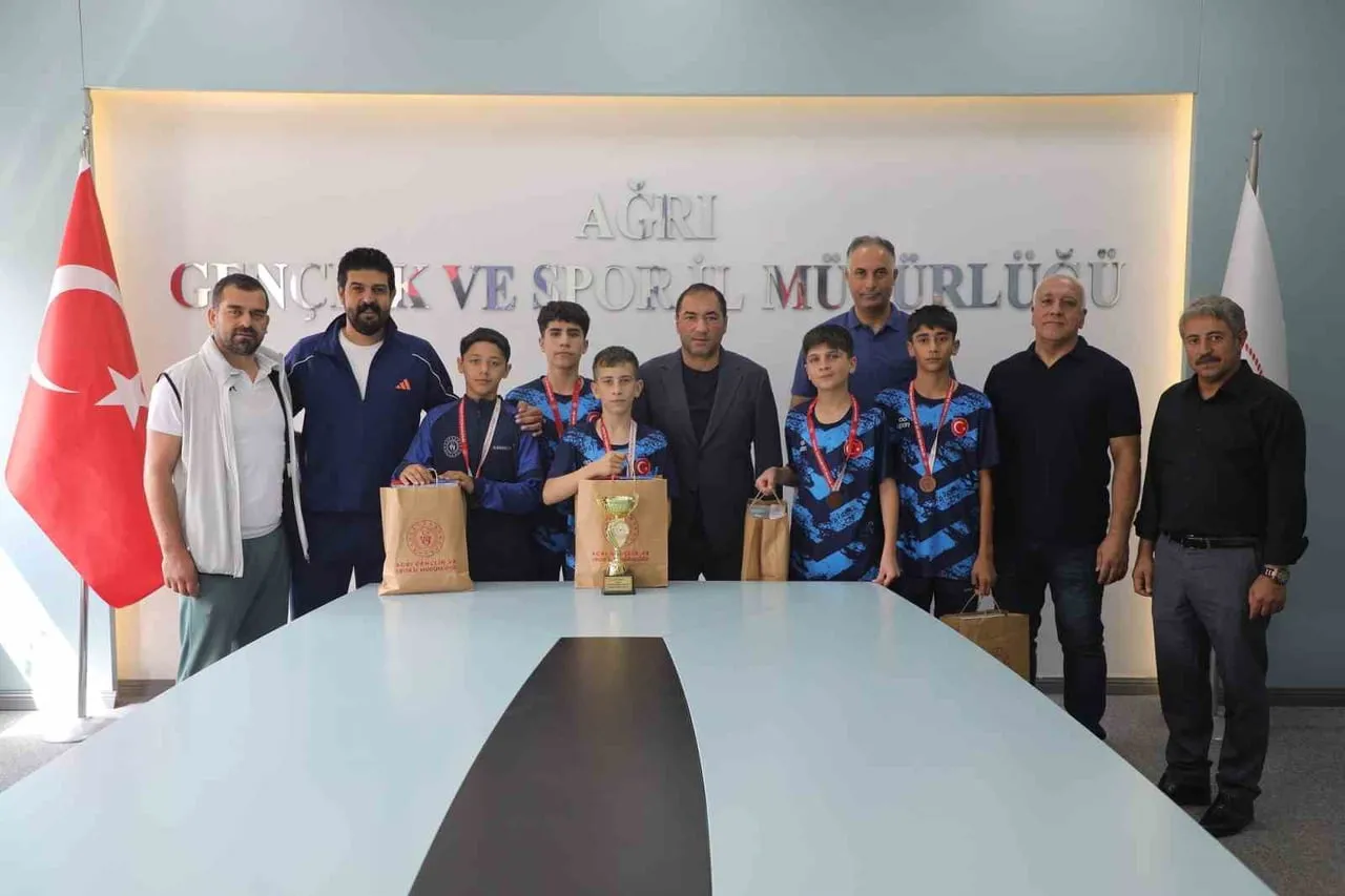 İL MÜDÜRÜ AHMET ÇELEBİ’DEN TÜRKİYE ÜÇÜNCÜSÜ BADMİNTON TAKIMINA TEBRİK