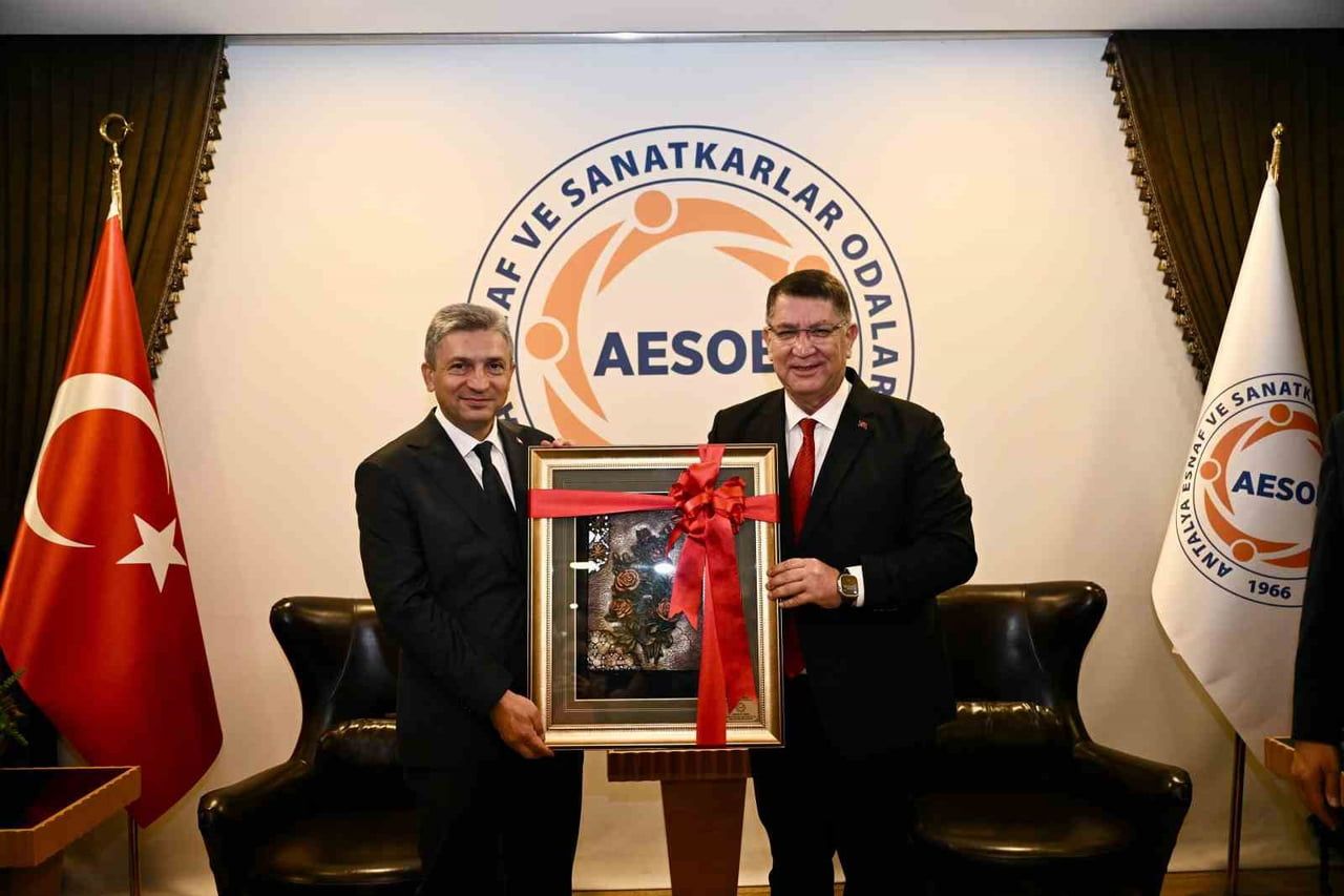 ANTALYA VALİSİ HULUSİ ŞAHİN, AESOB BAŞKANI ADLIHAN DERE’YE TEBRİK ZİYARETİNDE BULUNARAK ESNAF...