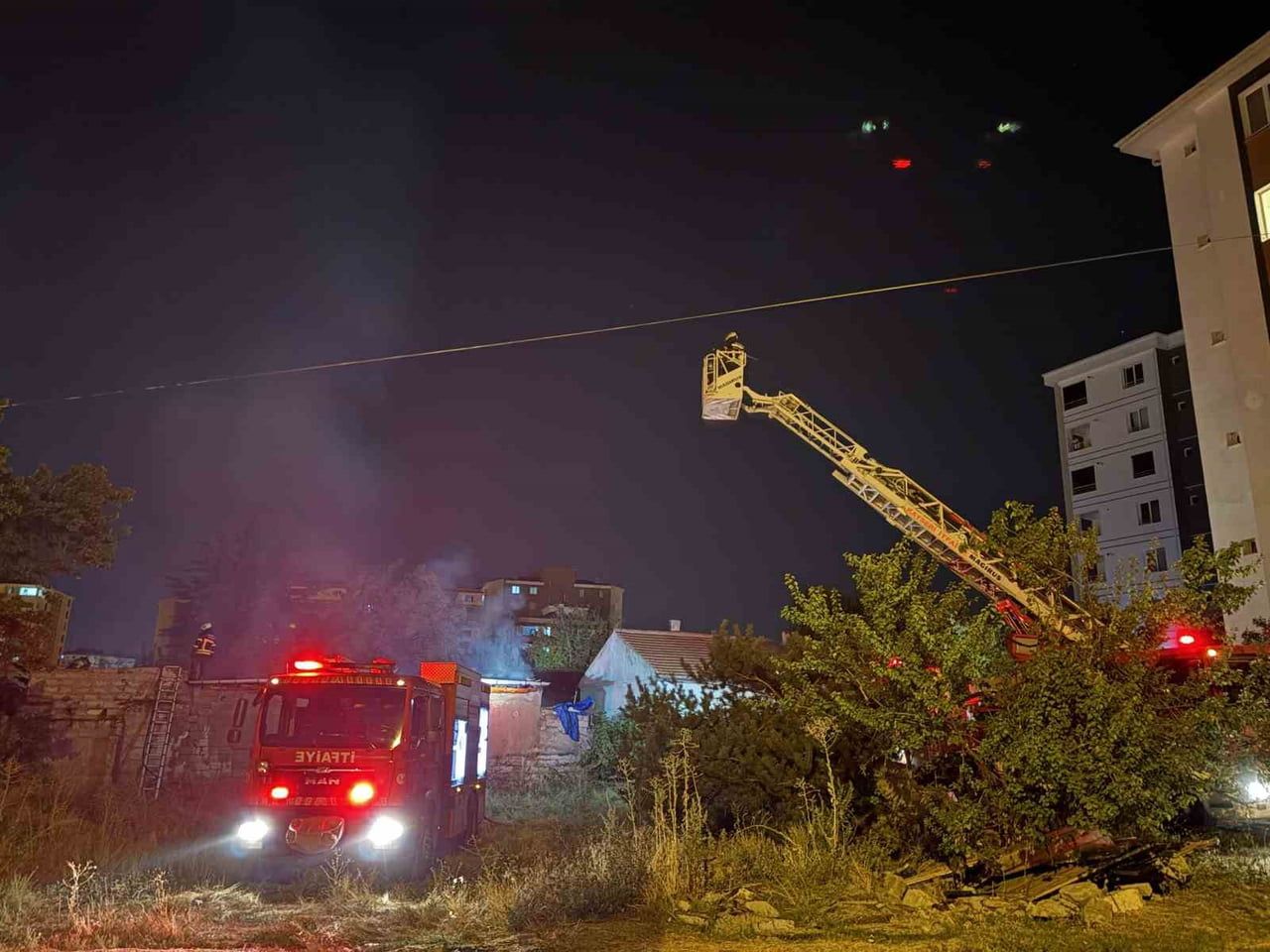KAYSERİ’NİN MELİKGAZİ İLÇESİNDE ÇIKAN YANGINDA MÜSTAKİL İKAMET CAYIR CAYIR YANDI. YANGIN İTFAİYE...