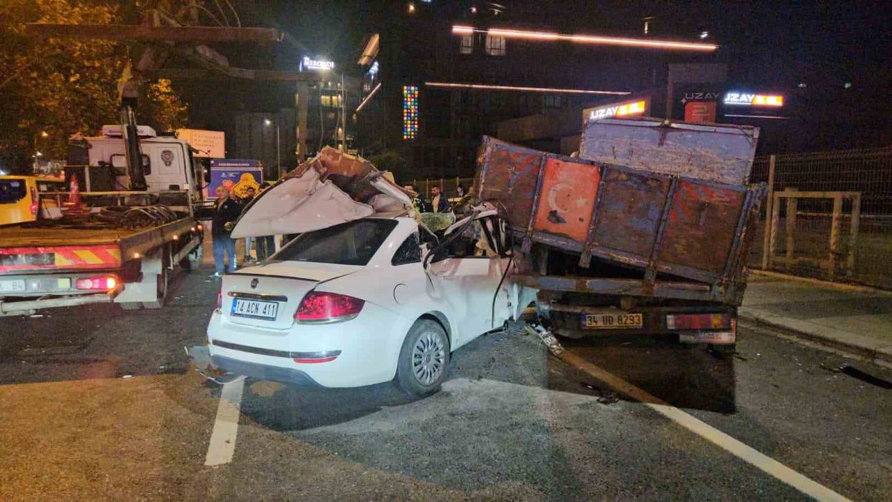BEYOĞLU’NDA MAKAS ATAN ALKOLLÜ SÜRÜCÜ KAMYONUN ALTINA GİRDİ: 3 YARALI
