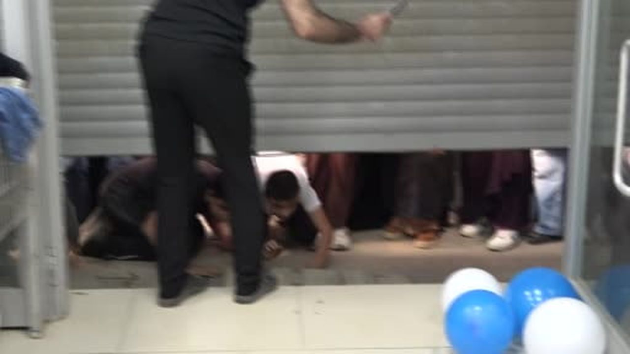 Kahramanmaraş'ta giyim mağazasında indirim izdihamı