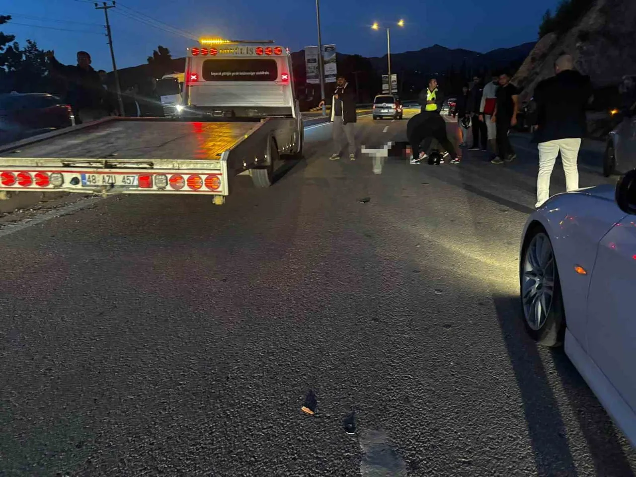 MUĞLA’NIN BODRUM İLÇESİNDE MOTOSİKLETİN ÇARPMASI SONUCU AĞIR YARALANAN YAYA, KALDIRILDIĞI...