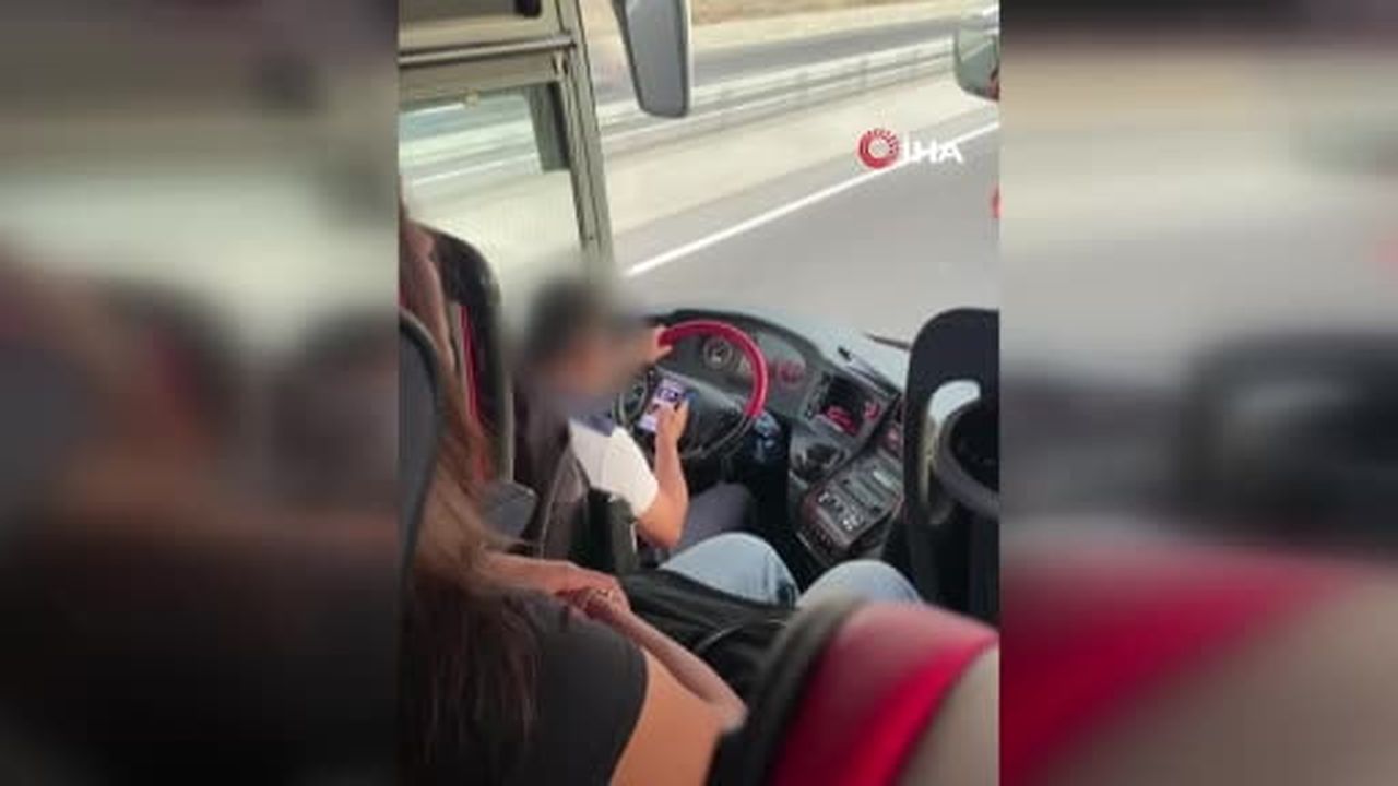 Yolcu otobüsü şoförünün seyir halindeyken müzik keyfi yolcu kamerasında