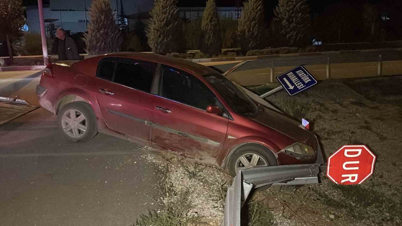 KARAMAN'DA KONTROLDEN ÇIKAN OTOMOBİL BARİYERLERE ÇARPTI