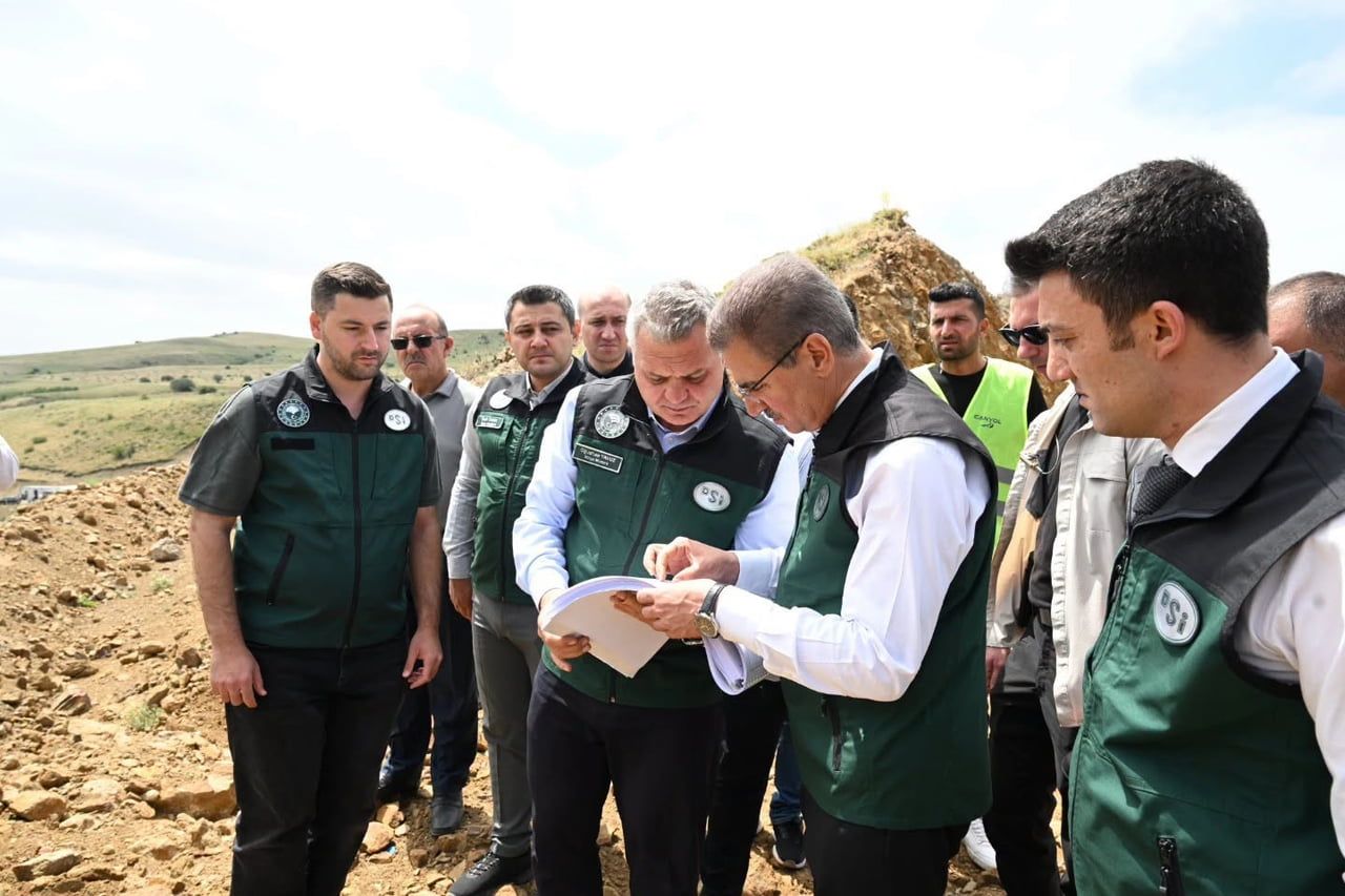 VALİ AYDIN BARUŞ, HORASAN İLÇESİNDE YAPIMI DEVAM EDEN GEREK GÖLETİ'NDE YÜRÜTÜLEN ÇALIŞMALARI...