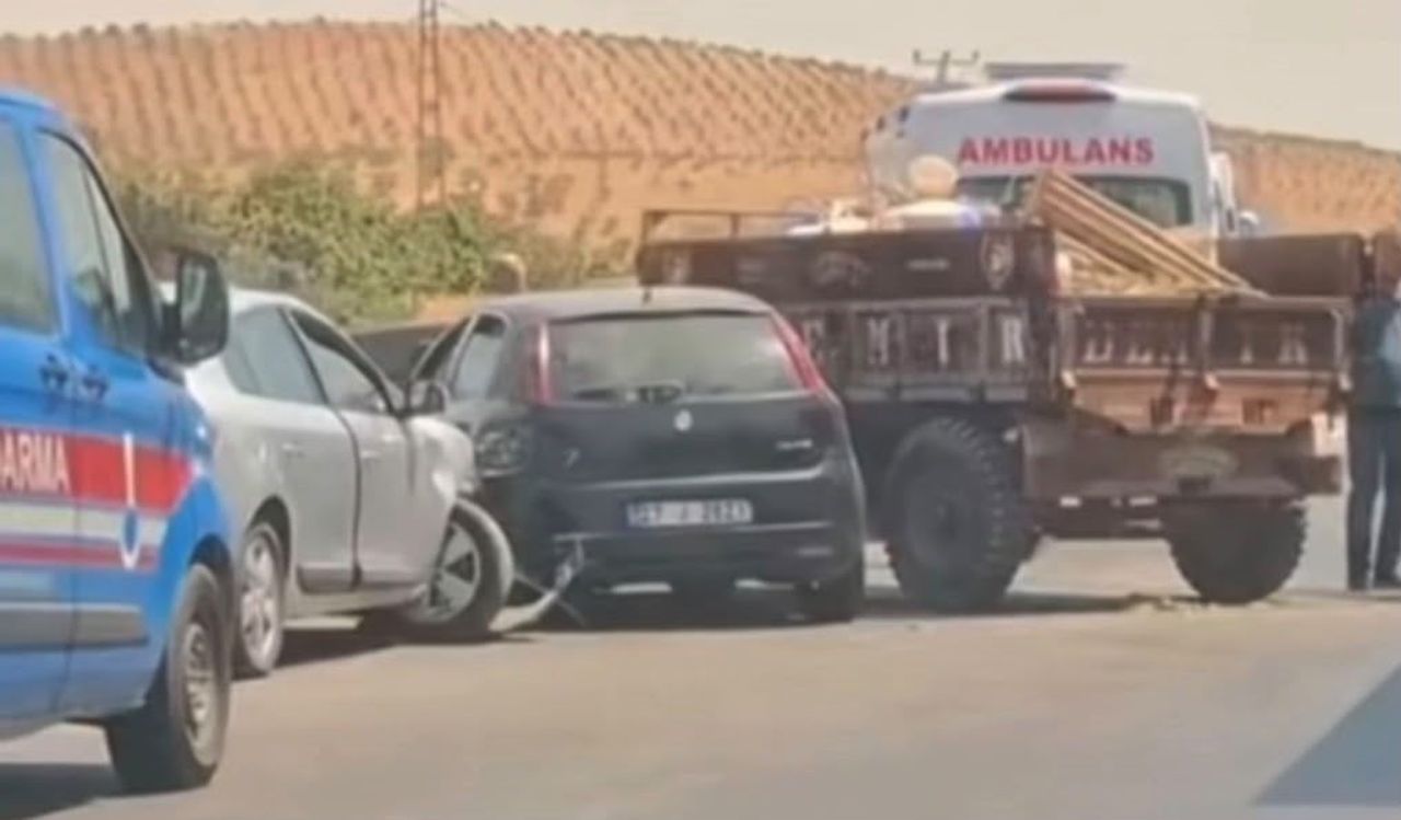 2 OTOMOBİL İLE 1 TRAKTÖR ÇARPIŞTI. KAZA SONRASI 112 ACİL ÇAĞRI MERKEZİ'NE YAPILAN İHBAR ÜZERİNE...