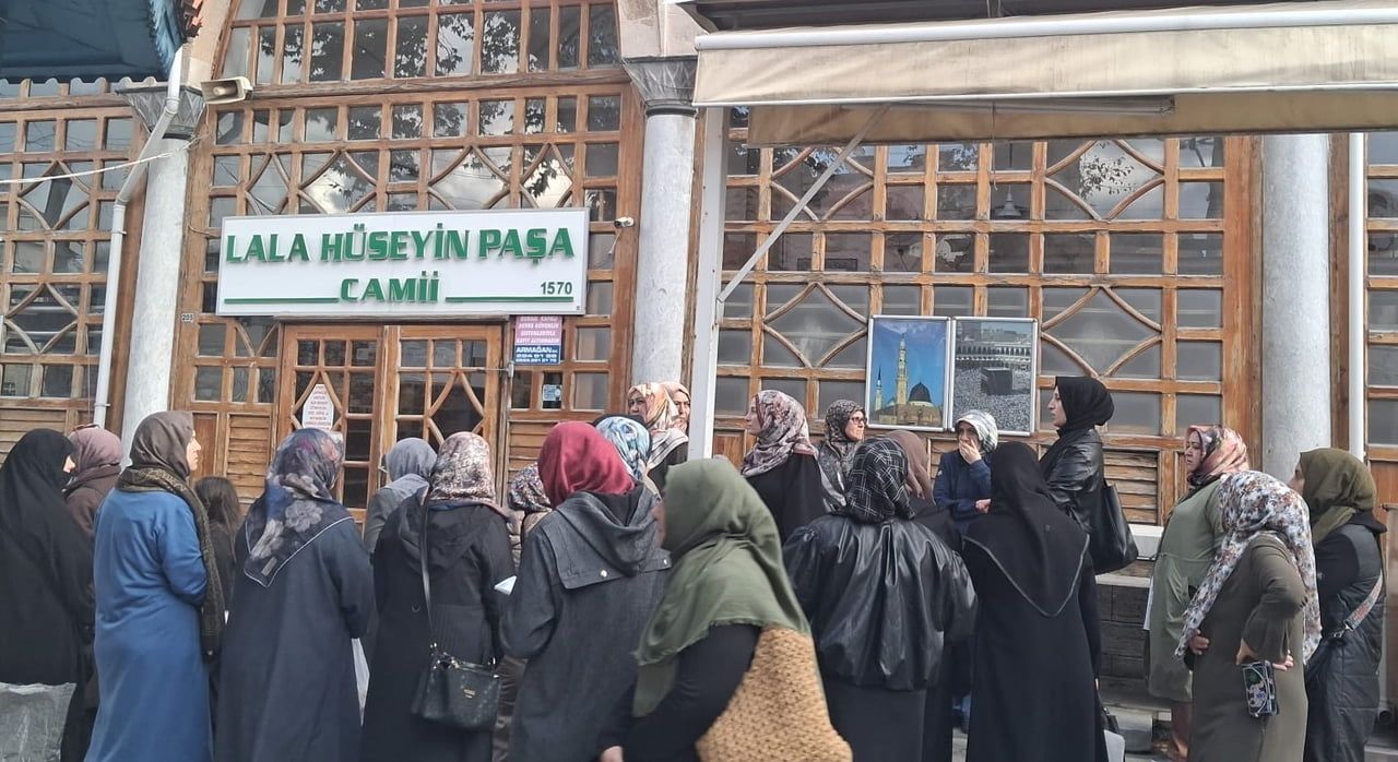 KÜTAHYA AİLE DERNEĞİ ÜYELERİ, KENTİN TARİHİ VE KÜLTÜREL MİRASINI YAKINDAN TANIMAK AMACIYLA CAMİ...