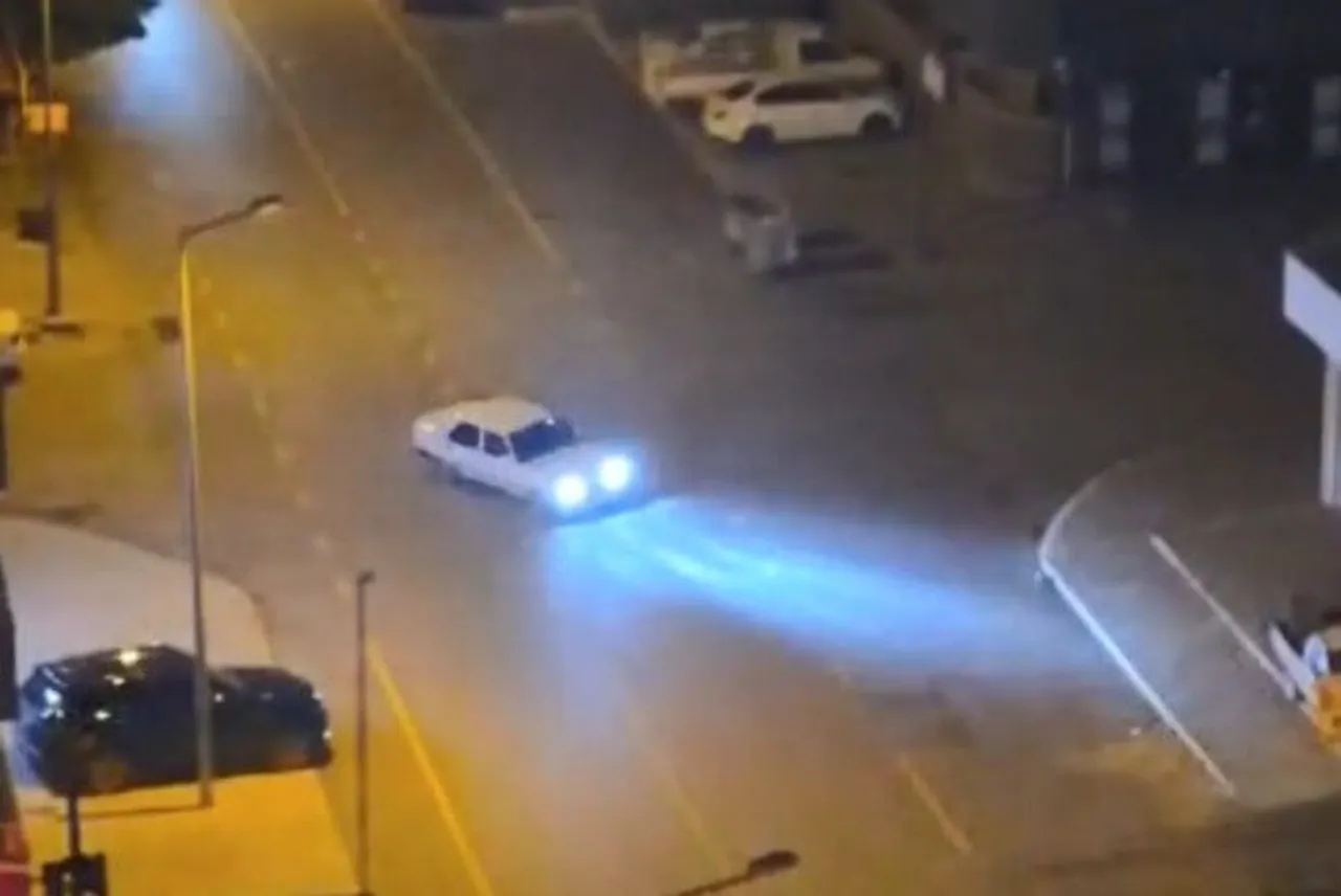 ERDEMLİ İLÇESİNDE TOFAŞ ŞAHİN MARKA OTOMOBİL İLE DRİFT ATAN SÜRÜCÜ POLİS TARAFINDAN...