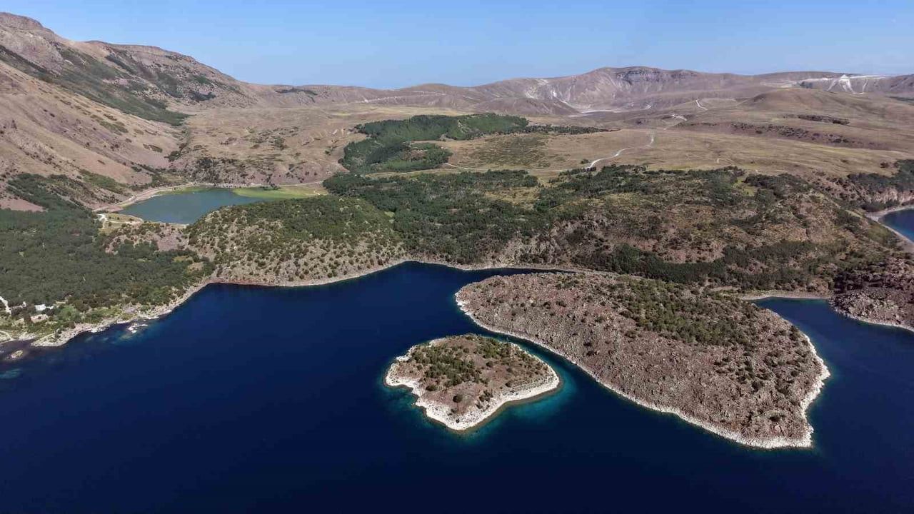 BİTLİS’İN AHLAT, GÜROYMAK VE TATVAN İLÇE SINIRLARI İÇİNDE YER ALAN NEMRUT KALDERASI’NIN MİLLİ PARK...
