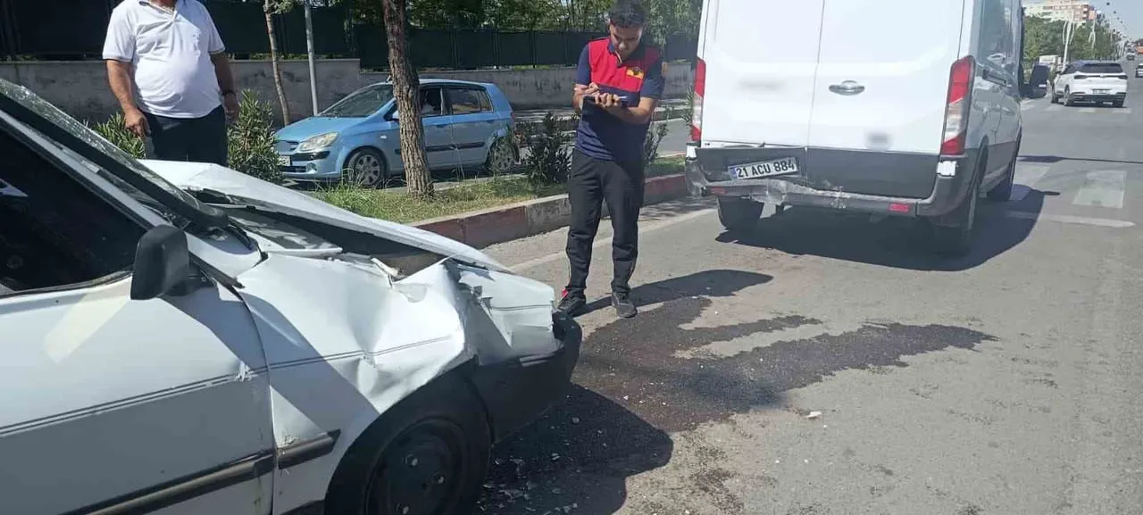 SİİRT’TE OTOMOBİL İLE TRANSİTİN ÇARPIŞMASI SONUCU MEYDANA GELEN TRAFİK KAZASINDA 2 KİŞİ...
