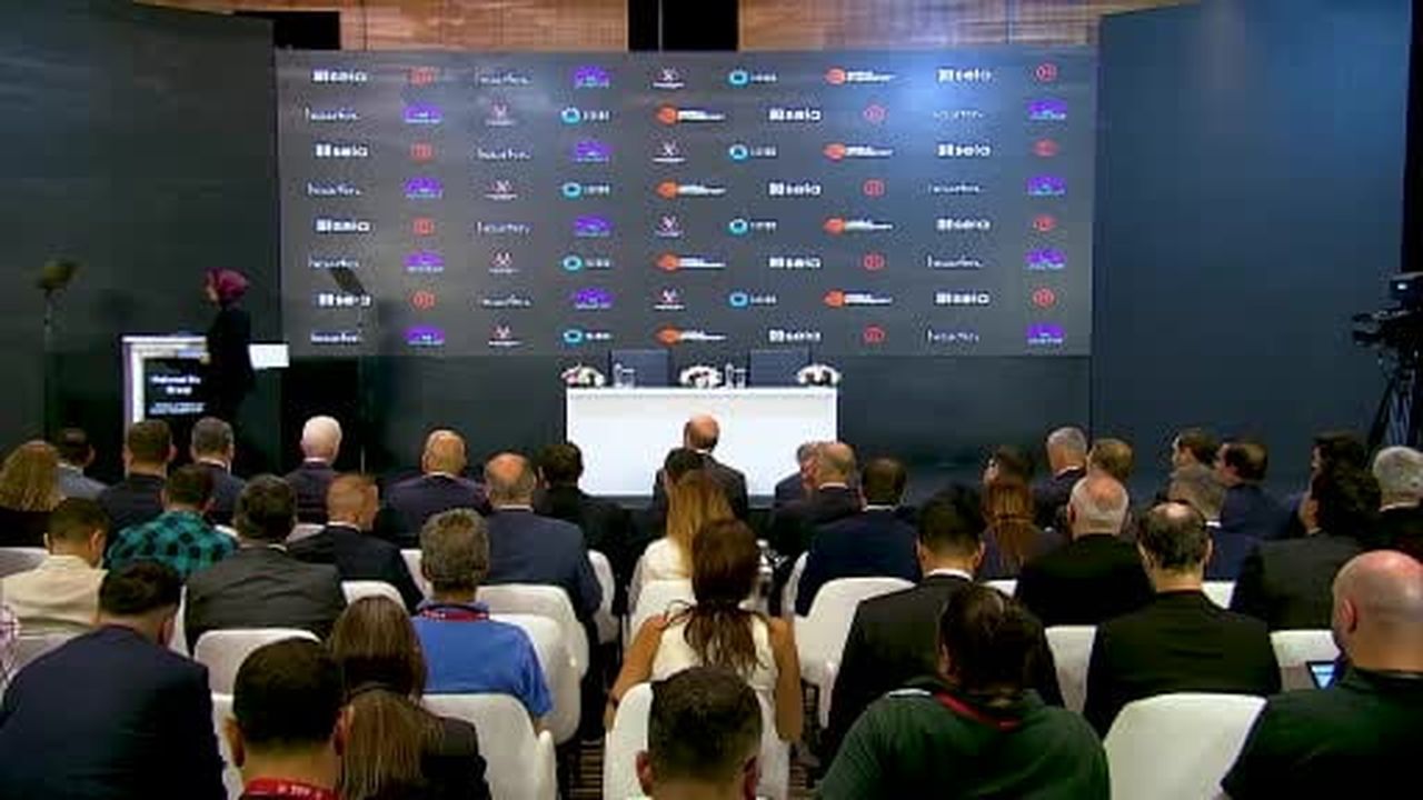 Türkiye ve İstanbul'un bir spor şehir olduğunu ve özellikle futbola büyük yatırımlar yaptıklarını...