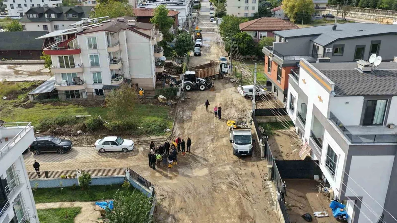 BAŞİSKELE’DE SELİN ARDINDAN 142 ARAÇ VE 337 PERSONELLE TEMİZLİK, ALTYAPI ONARIMI VE YARDIM...