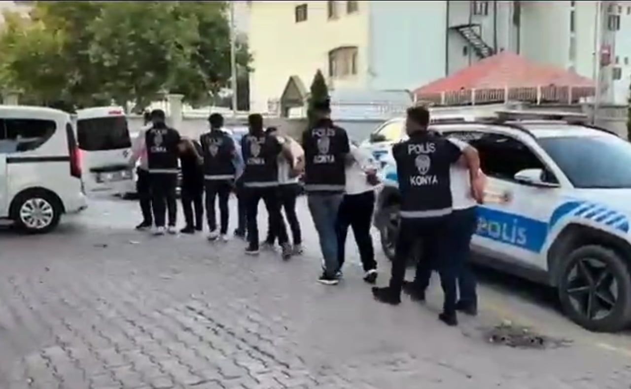 KONYA'DA PARK HALİNDEKİ KAMYONETİN CAMINI KIRARAK ARAÇ İÇERİSİNDEKİ 450 BİN TL NAKİT PARA İLE 50...