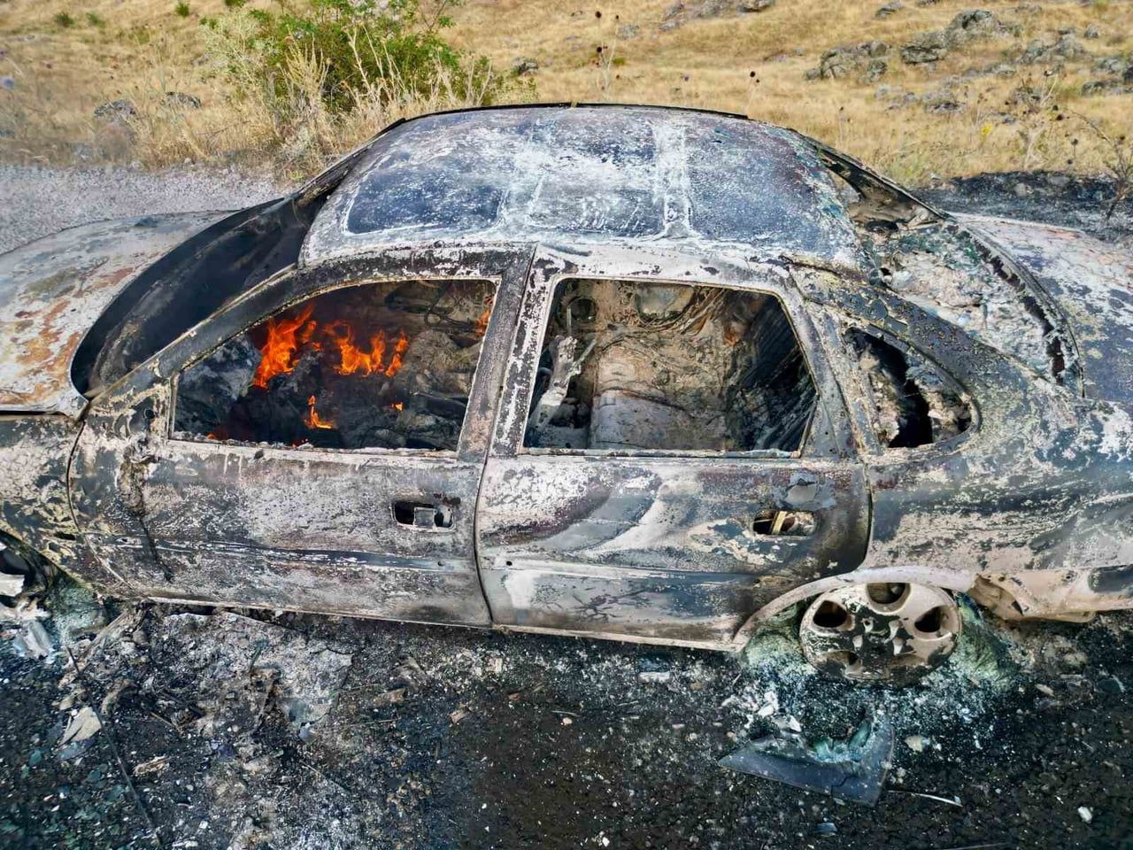 AFYONKARAHİSAR'DA YAYLA YOLUNDA İLERLEYEN BİR OTOMOBİL MOTOR KISMINDAN ÇIKAN YANGIN SONRASI...