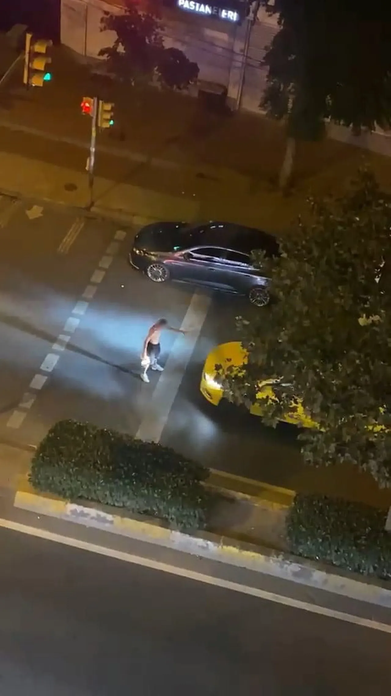 ESENYURT’TA YABANCI UYRUKLU BİR ŞAHIS İDDİAYA GÖRE UYUŞTURUCU MADDE ETKİSİ ALTINDA KÜFÜRLER ETTİ...