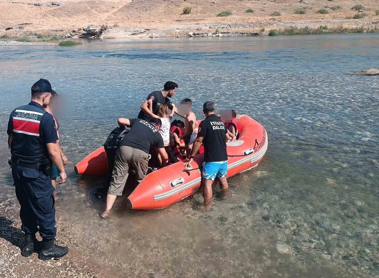 DİYARBAKIR'IN EĞİL İLÇESİNDE PİK YAPARKEN SU SEVİYESİNİN YÜKSELMESİYLE MAHSUR KALAN 10 KİŞİ...