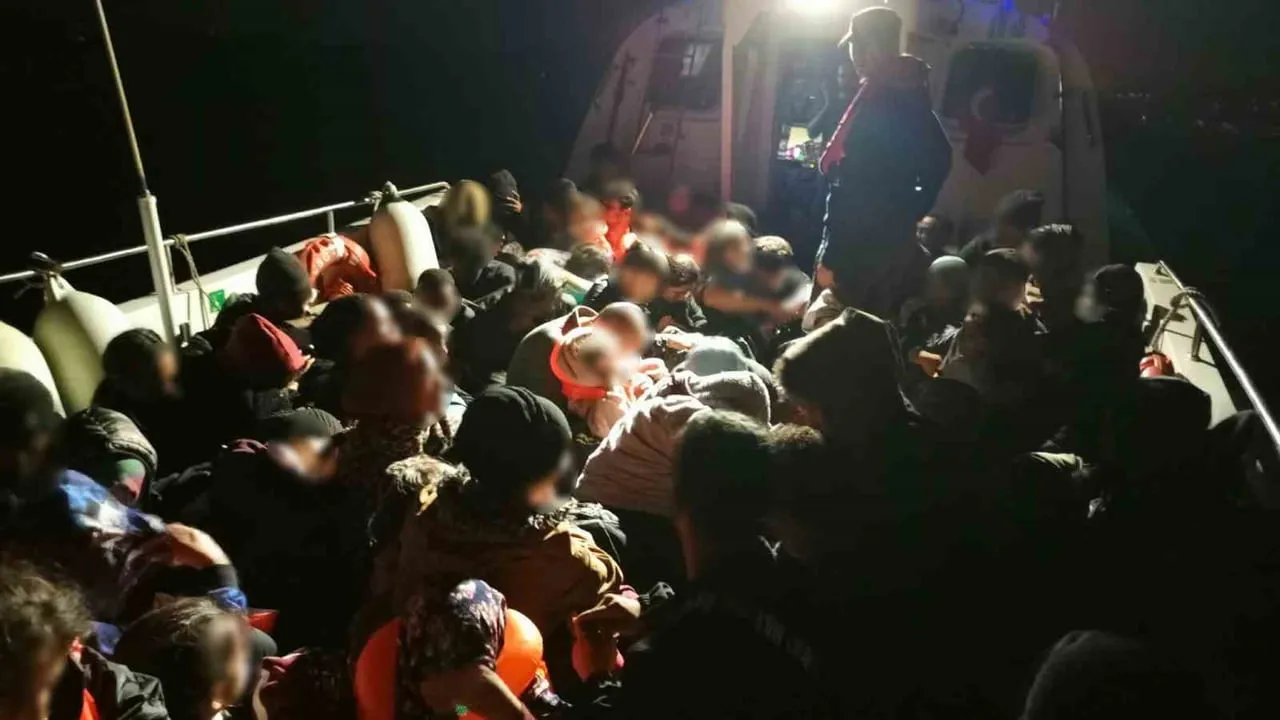 ÇANAKKALE’NİN BOZCAADA İLÇESİ AÇIKLARINDA SAHİL GÜVENLİK EKİPLERİNCE LASTİK BOT İÇİNDE 24'Ü ÇOCUK...