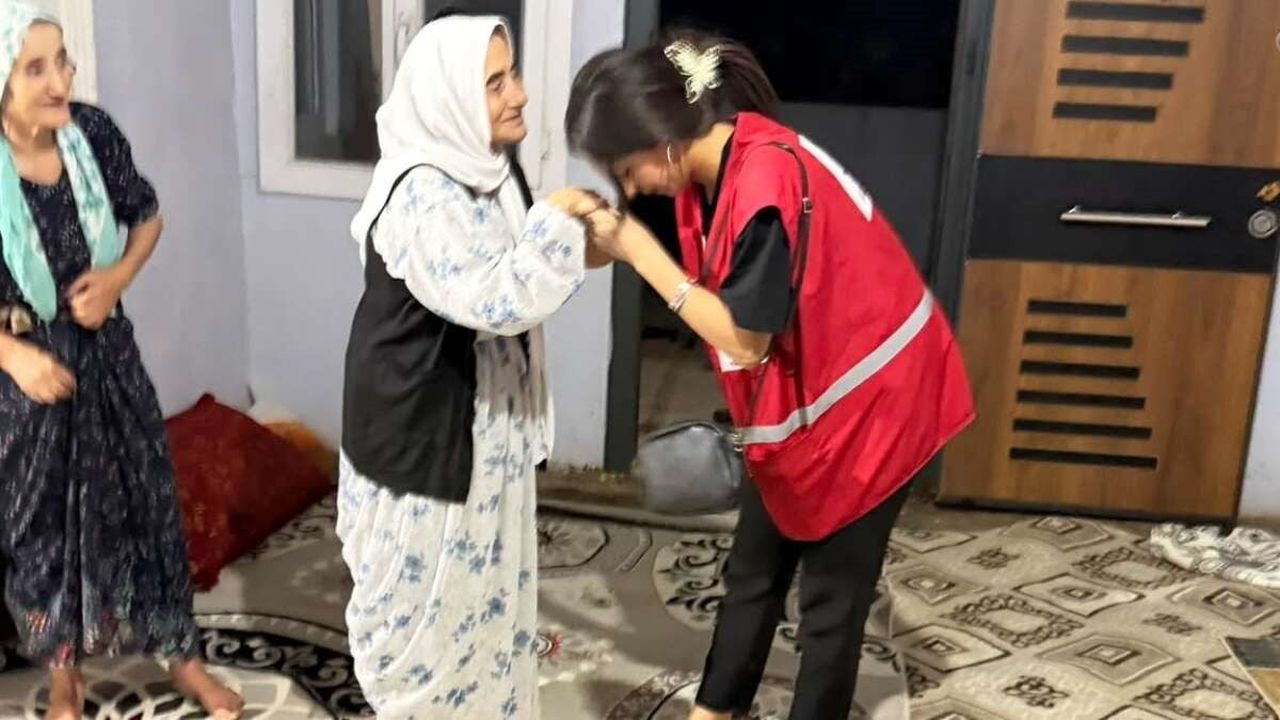 ŞIRNAK'IN SİLOPİ İLÇESİNDE KIZILAY EKİPLERİ, BAŞAK MAHALLESİ'NDE YAŞAYAN İHTİYAÇ SAHİBİ GÜHAR VE...