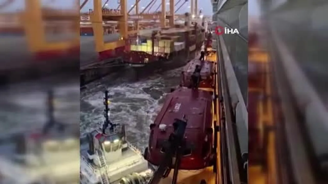 Almanya’nın Bremerhaven kentinde, Kanarya Adalarına gitmek üzere şiddetli fırtınada limandan...