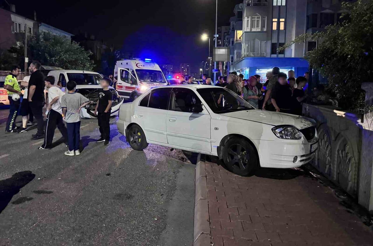 KAYSERİ’NİN KOCASİNAN İLÇESİNDE TİCARİ ARAÇLA ÇARPIŞAN OTOMOBİL BİNA DUVARINA ÇARPARAK...