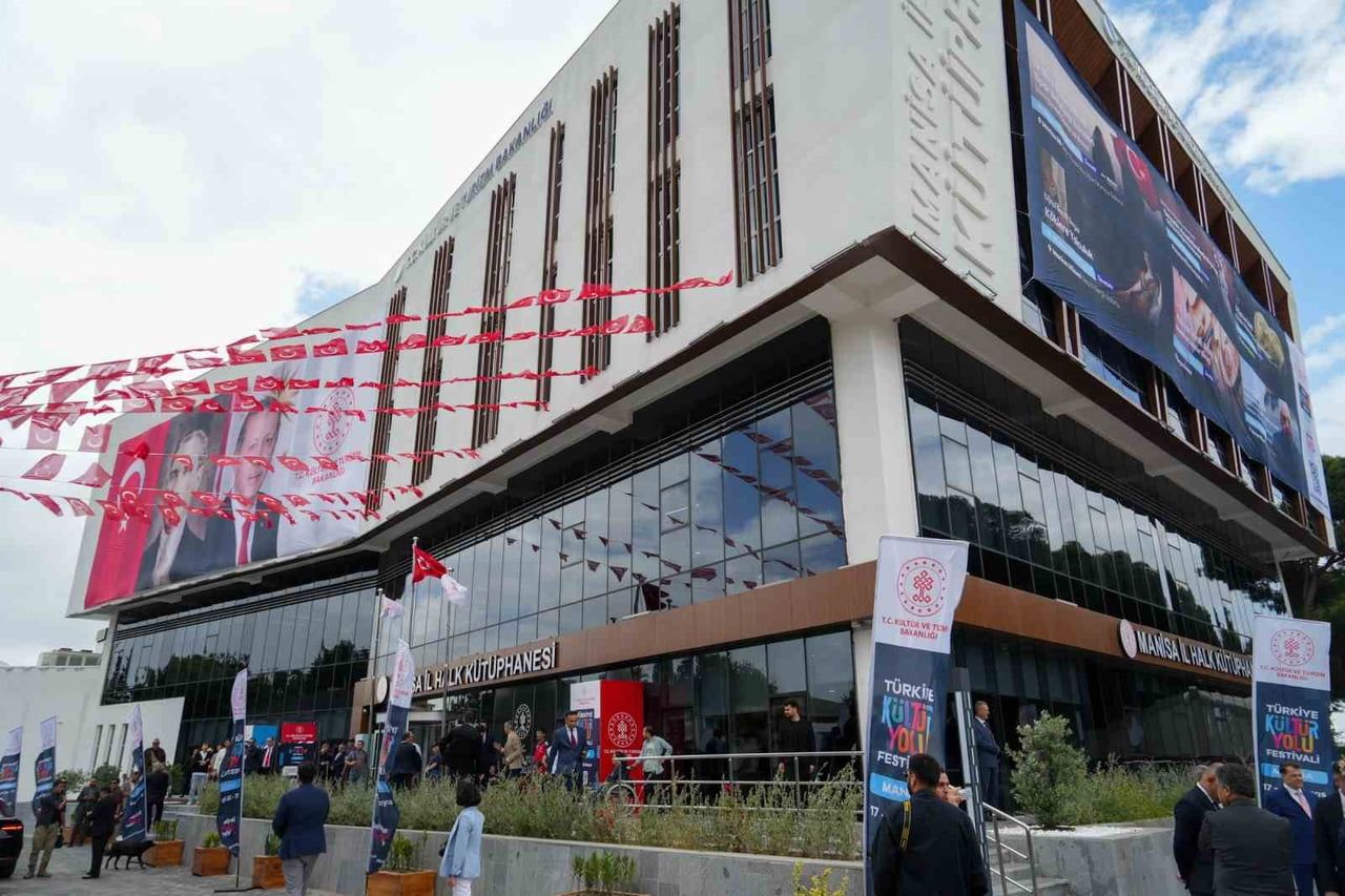 TÜRKİYE'NİN EN BÜYÜK HALK KÜTÜPHANELERİ ARASINDA YER ALAN MANİSA İL HALK KÜTÜPHANESİ, AÇILDIĞI...
