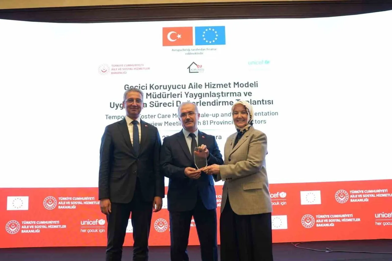 GEÇİCİ KORUYUCU AİLE HİZMET MODELİ DEĞERLENDİRME TOPLANTISI’NDA DÜZENLENEN TÖRENDE ÖDÜL, AİLE VE...
