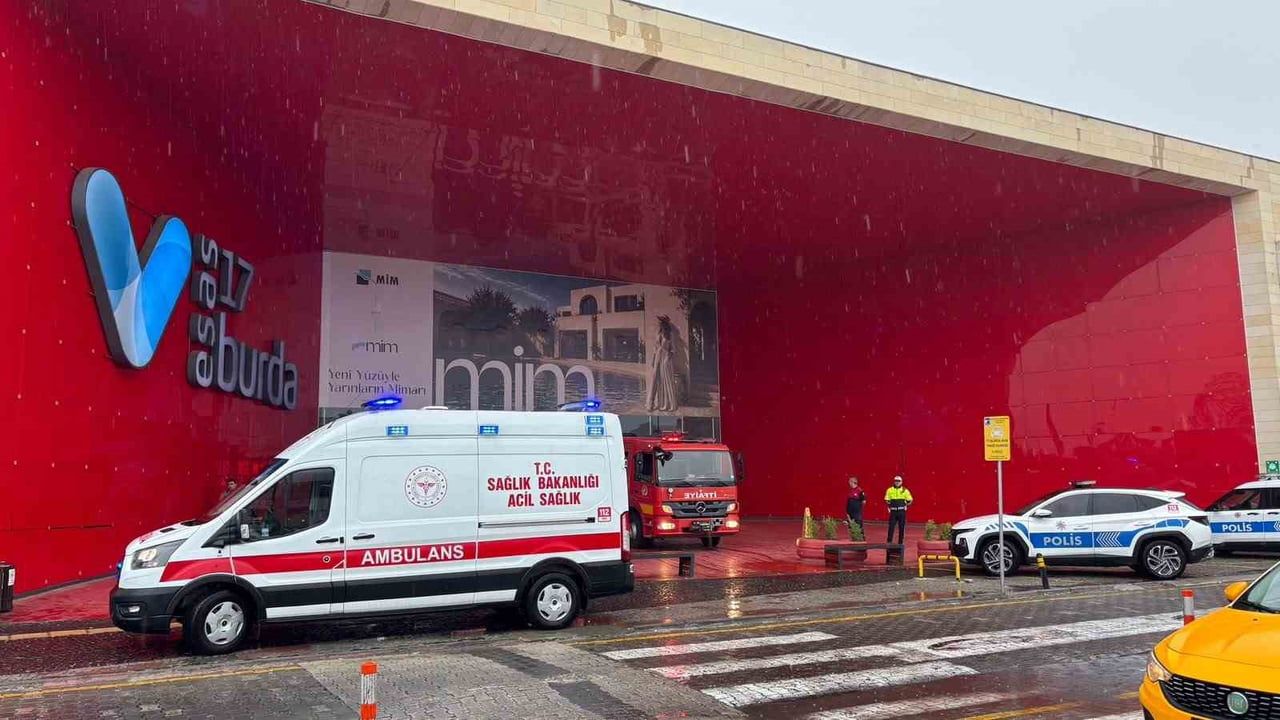ÇANAKKALE’DE, 17 BURDA AVM’DEKİ TEKNOSA MAĞAZASINDA ÇIKAN YANGIN İTFAİYE EKİPLERİNİN MÜDAHALESİYLE...