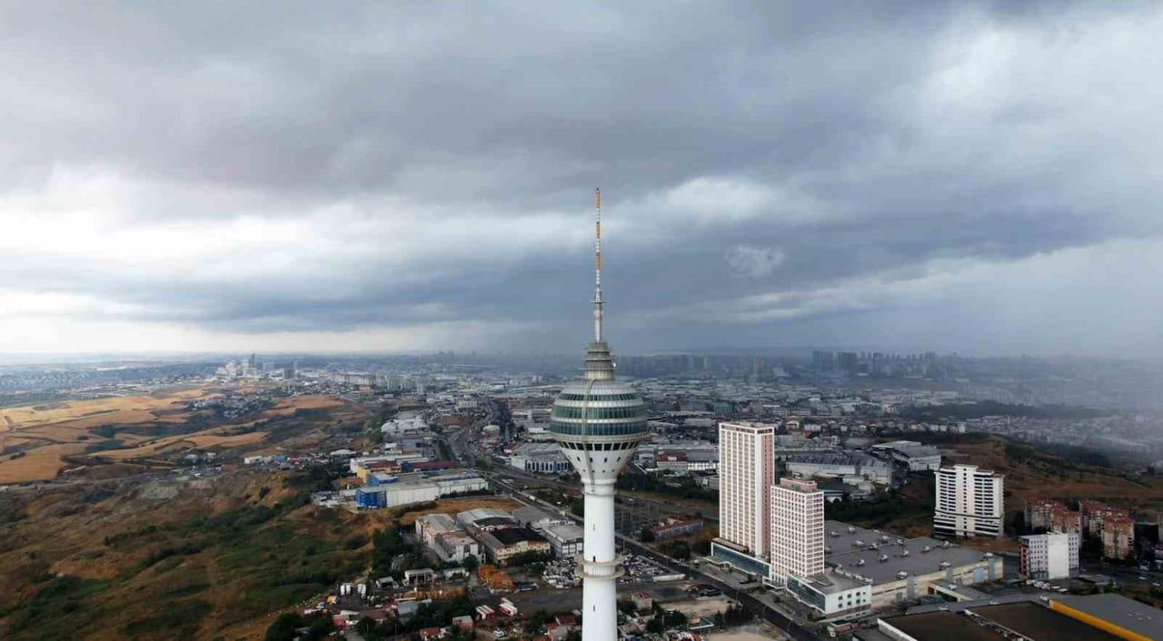 GÖKYÜZÜNÜ KAPLAYAN SİYAH BULUTLAR BÜYÜKÇEKMECE'DEN DRON İLE GÖRÜNTÜLENDİ.